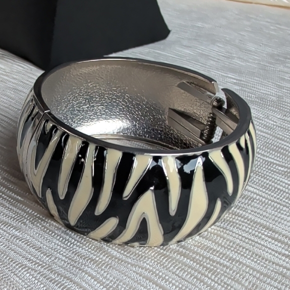 Jewelry - vintage zebra print hinged clamper bangle bracelet featuring enamel details